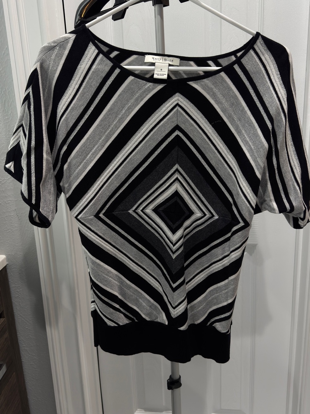 White House Black Market sweater top. Worn once. Size small